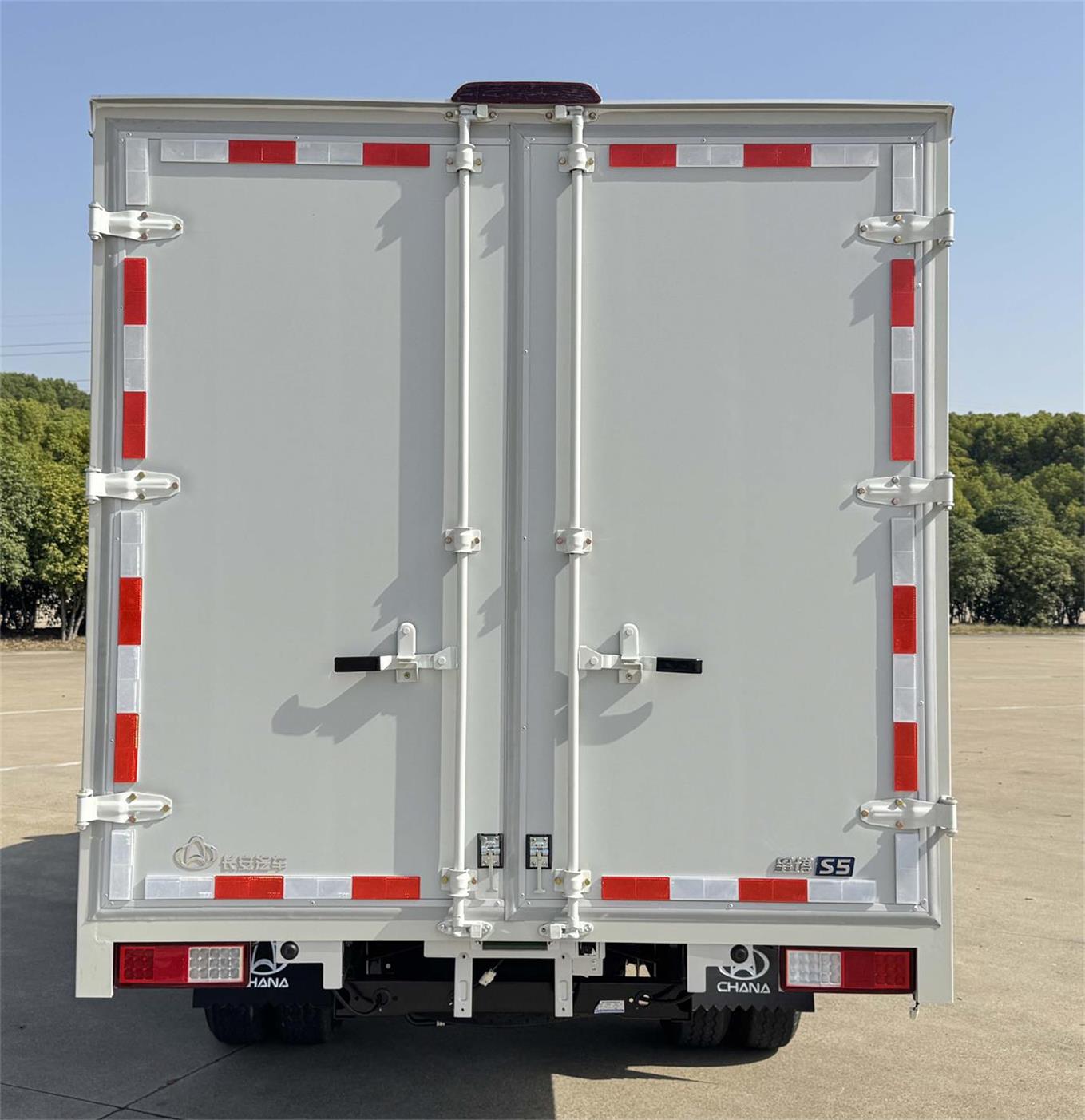 長(zhǎng)安牌CKS5032XXYX9RD02BEV純電動(dòng)廂式貨車公告圖片