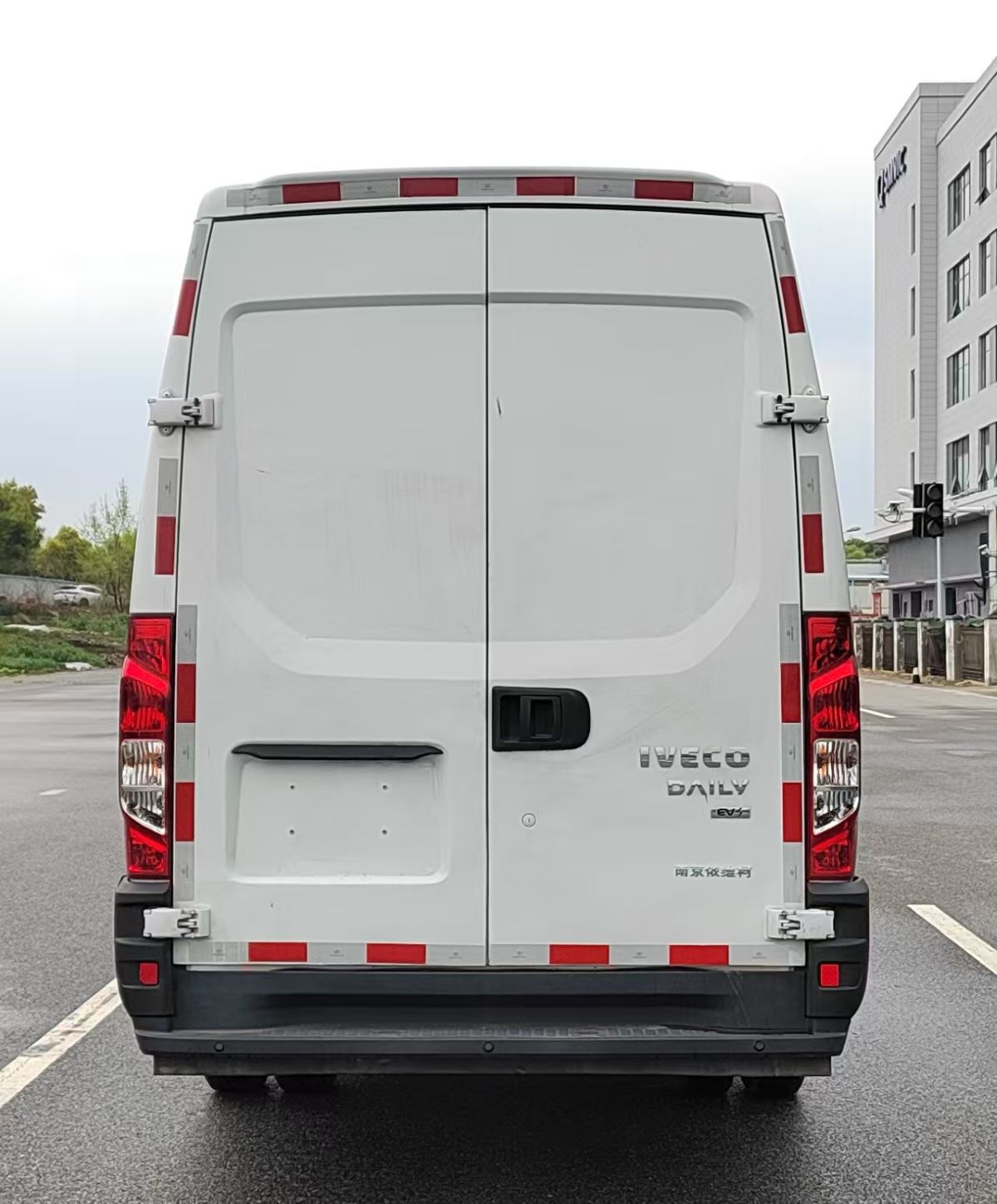 依維柯牌NJ5040XXYEFBEVA純電動廂式貨車公告圖片