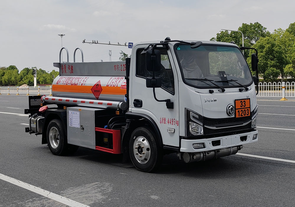 專威牌HTW5046GYYEHQ6運(yùn)油車