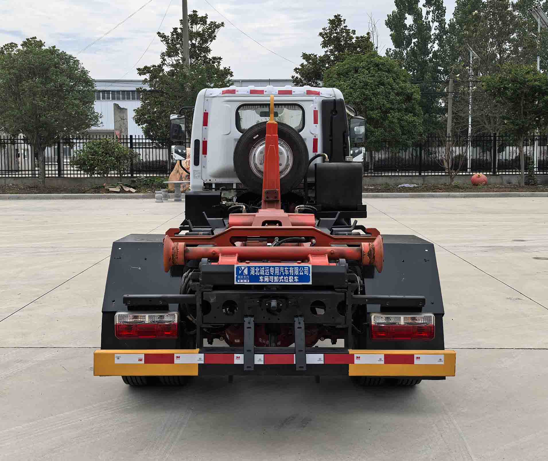 冠遠(yuǎn)牌SCY5075ZXXE6車廂可卸式垃圾車公告圖片