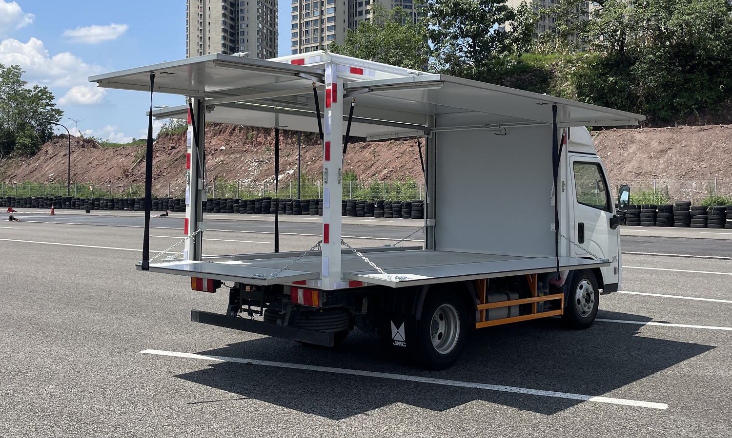 江鈴牌JX5041XYKTCM26翼開(kāi)啟廂式貨車(chē)公告圖片