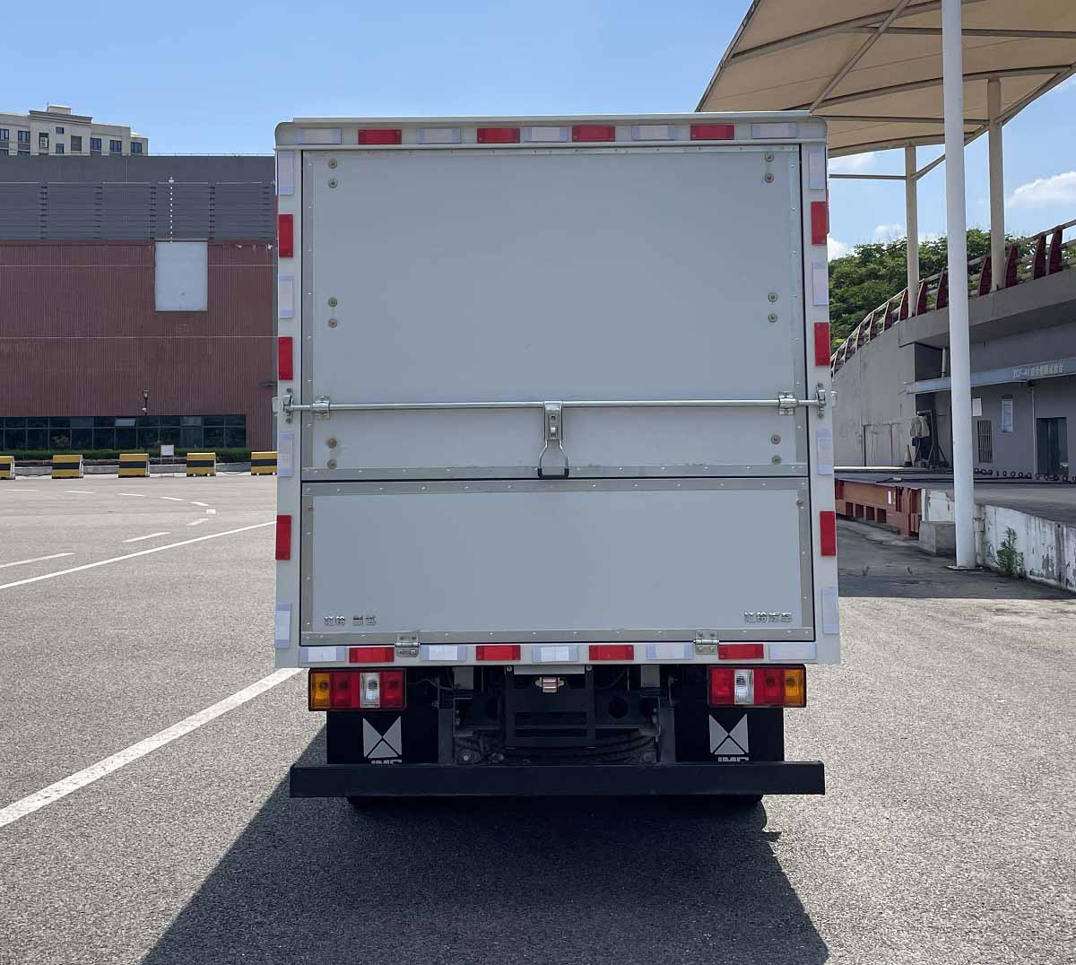 江鈴牌JX5041XYKTCM26翼開(kāi)啟廂式貨車(chē)公告圖片