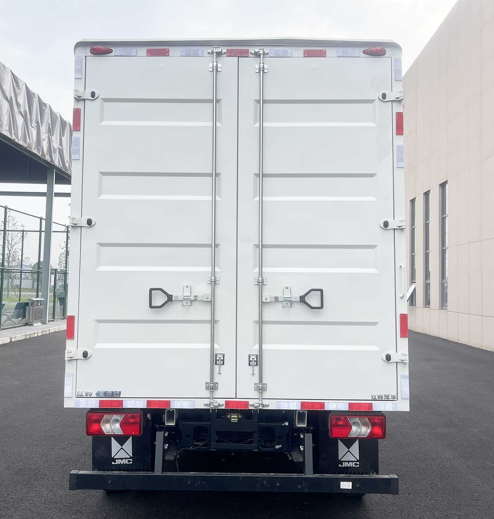 江鈴牌JX5049XXYT0B2BEV純電動(dòng)廂式貨車公告圖片
