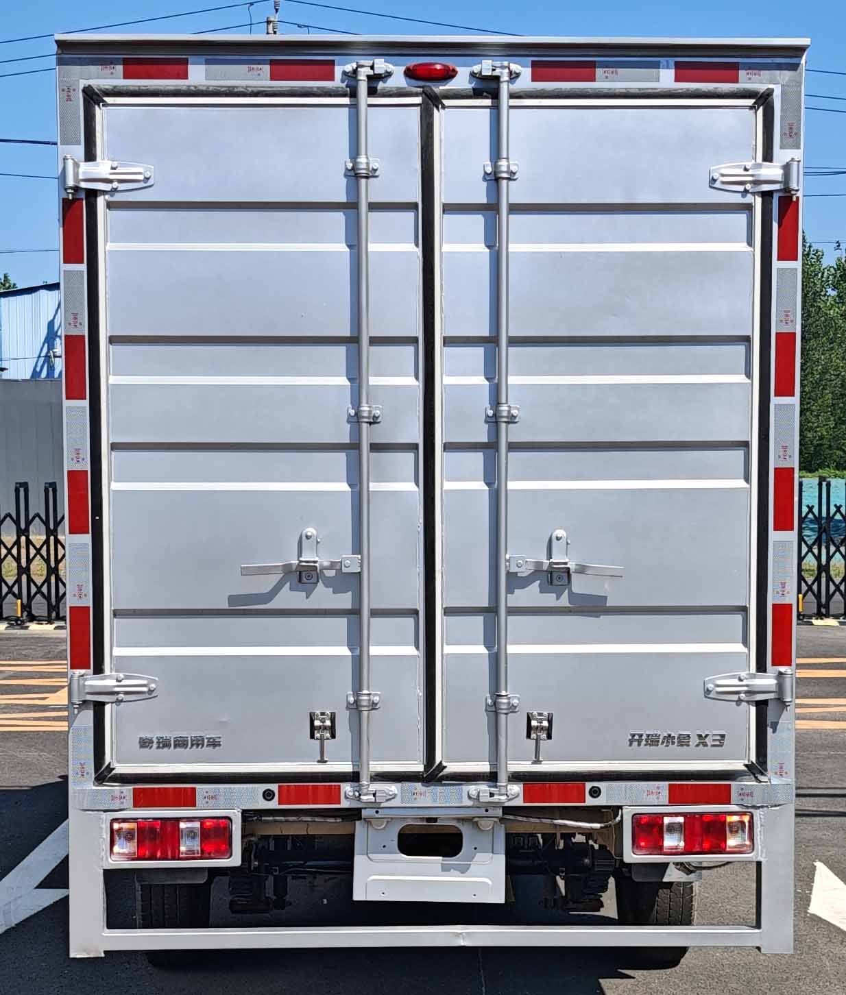 開(kāi)瑞牌SQR5034XXYBEVH80純電動(dòng)廂式貨車公告圖片