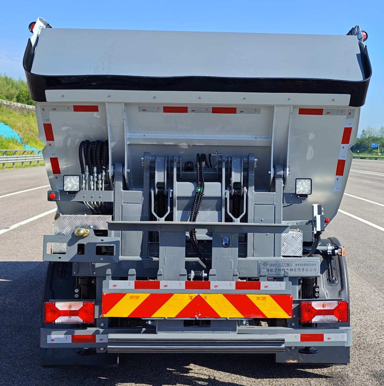 賽沃牌SAV5120ZZZBEV純電動(dòng)自裝卸式垃圾車(chē)公告圖片