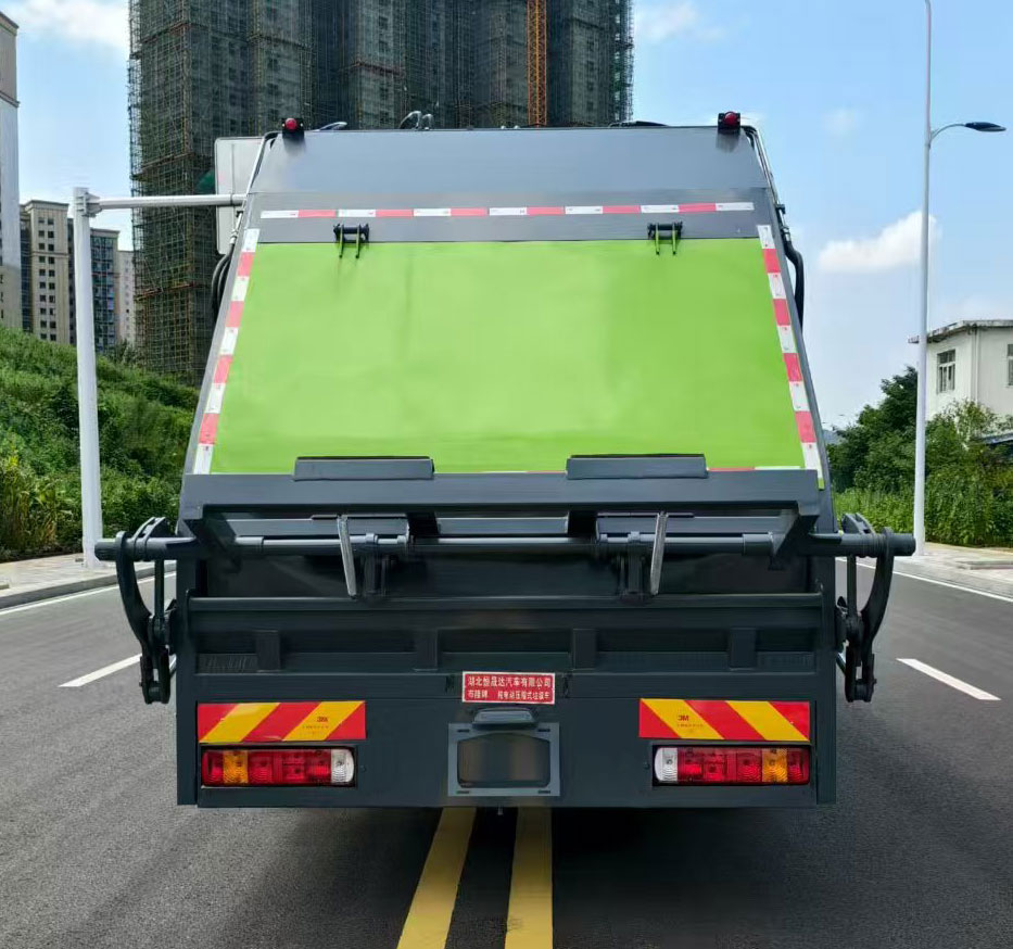 布隆牌LLL5186ZYSBJBEV純電動(dòng)壓縮式垃圾車公告圖片