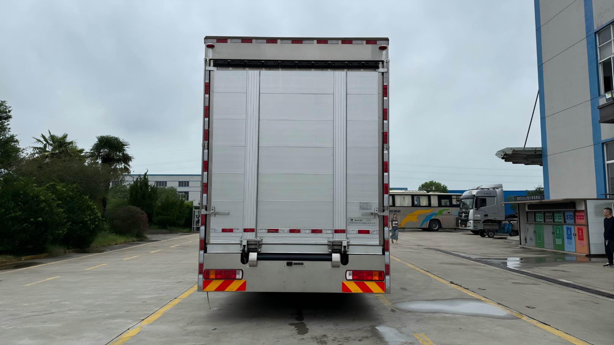 明諾牌MN5180XYMZZ2運(yùn)馬車(chē)公告圖片