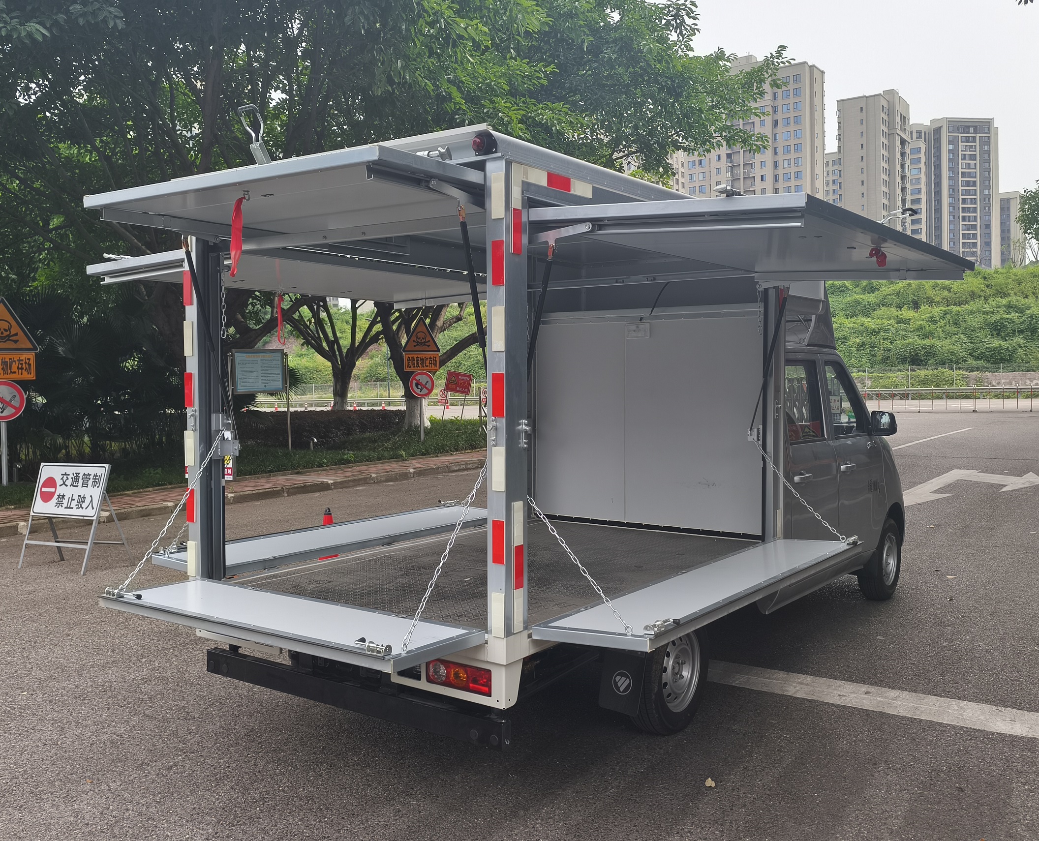 福田牌BJ5030XYK4AC6-79翼開啟廂式貨車公告圖片