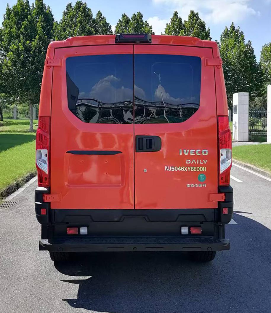 依維柯牌NJ5046XYBEDDH運(yùn)兵車公告圖片