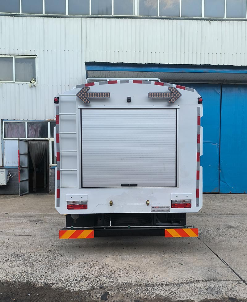 路太牌LTZ5120GQXBEV純電動(dòng)護(hù)欄清洗車公告圖片