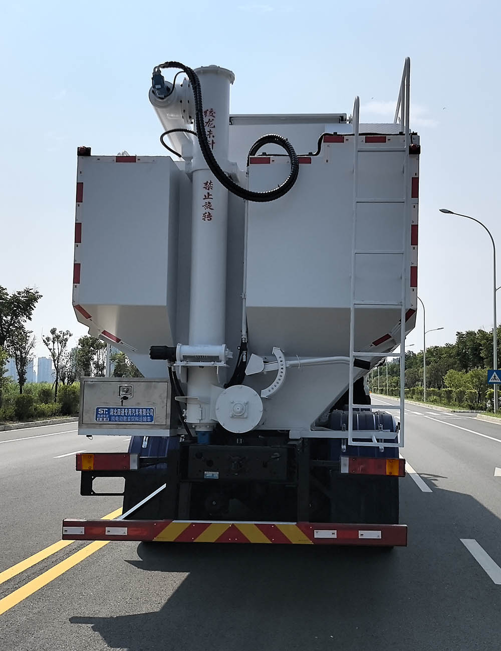 豐霸牌STD5310ZSLBEV純電動散裝飼料運(yùn)輸車公告圖片