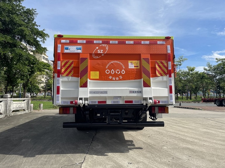 東風(fēng)牌EQ5095XTYSBEV純電動密閉式桶裝垃圾車公告圖片