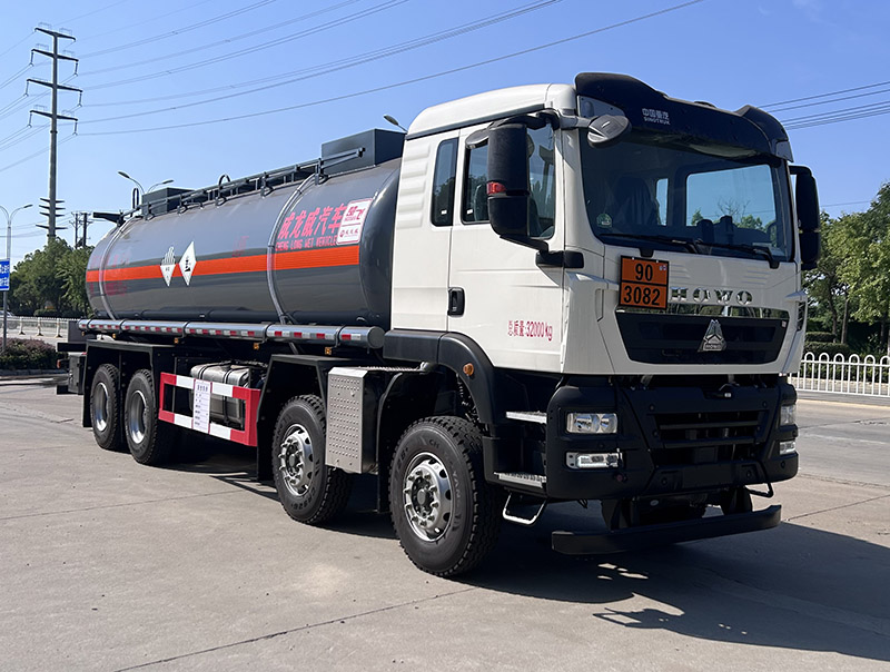 CLQ5327GZW6ZZ型雜項(xiàng)危險(xiǎn)物品罐式運(yùn)輸車(chē)圖片