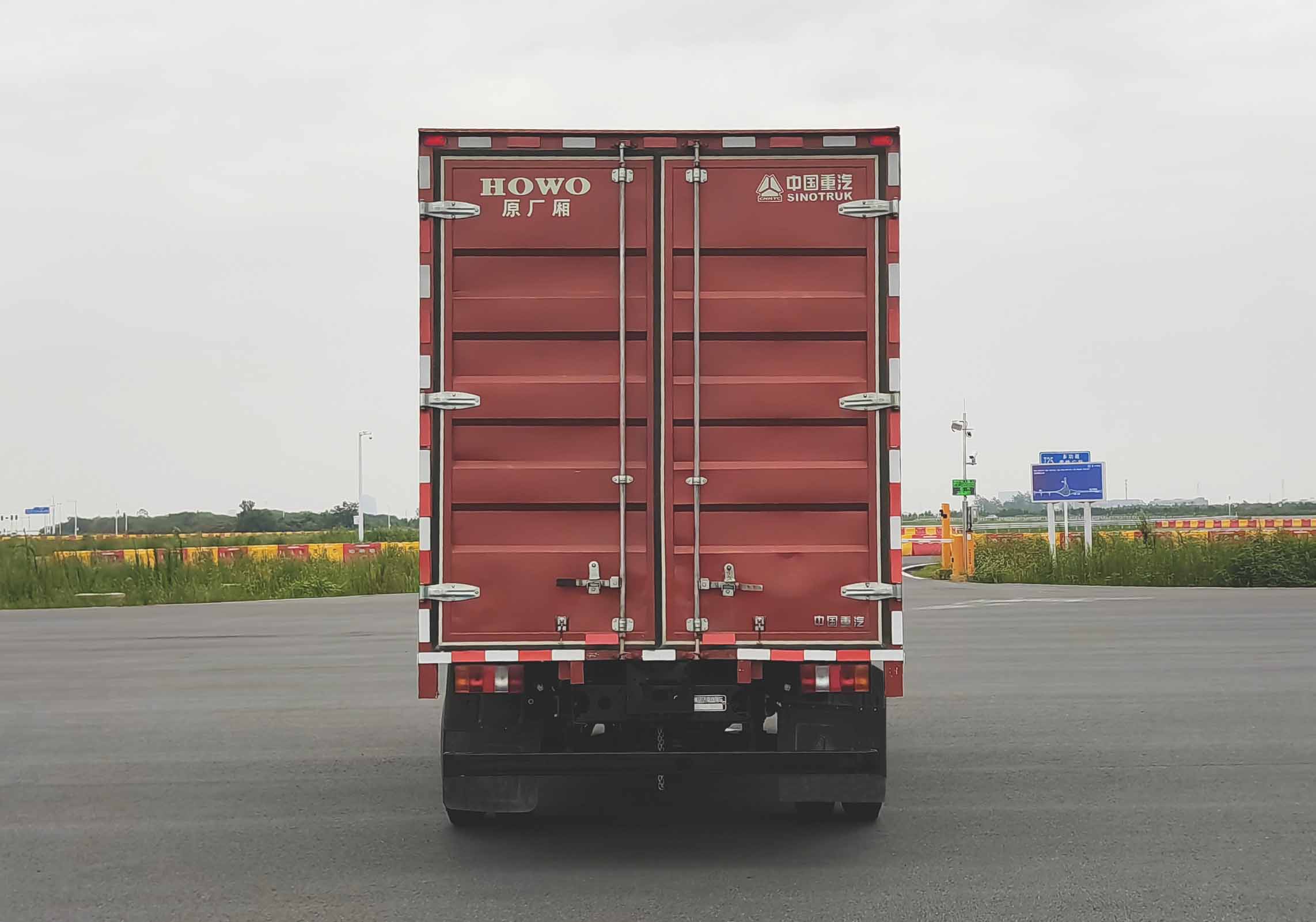 豪沃牌ZZ5047XXYG3414F145廂式貨車公告圖片