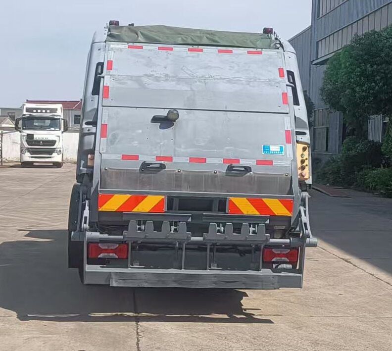 三聯(lián)牌YSY5140ZYSBEV純電動(dòng)壓縮式垃圾車公告圖片
