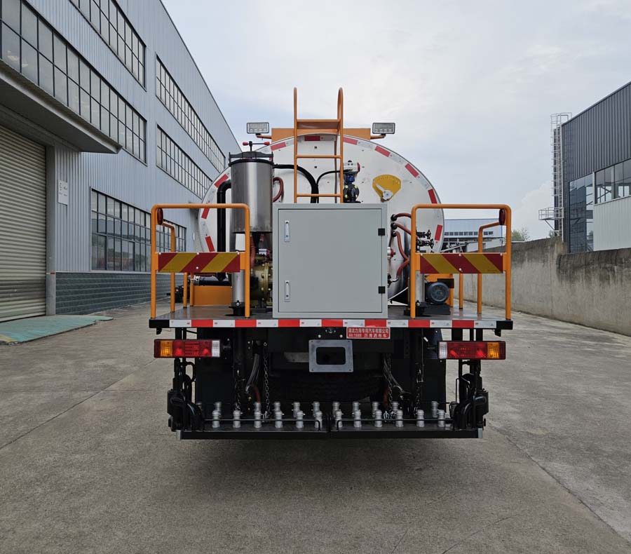 瀝青灑布車圖片