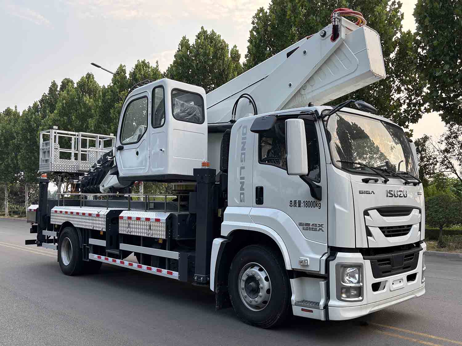 鴻昇久邦牌JBP5180JGKQL6高空作業(yè)車