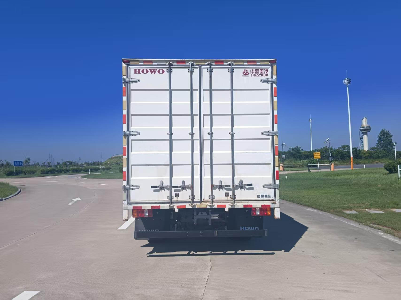 豪沃牌ZZ5117XXYK3615Z1BEVF1純電動(dòng)廂式貨車公告圖片