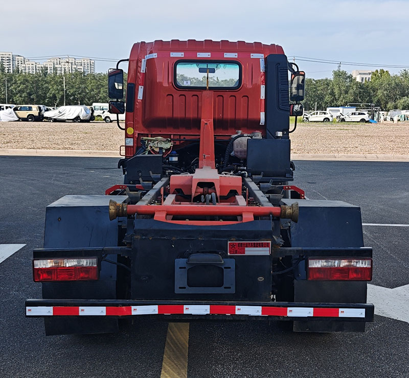 大運(yùn)牌DYQ5043ZXXD6AB車廂可卸式垃圾車公告圖片