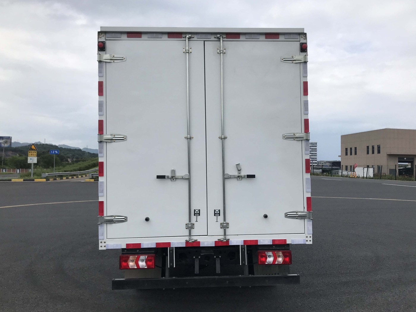 陜汽牌SX5047XXYBEV341NA純電動(dòng)廂式貨車公告圖片