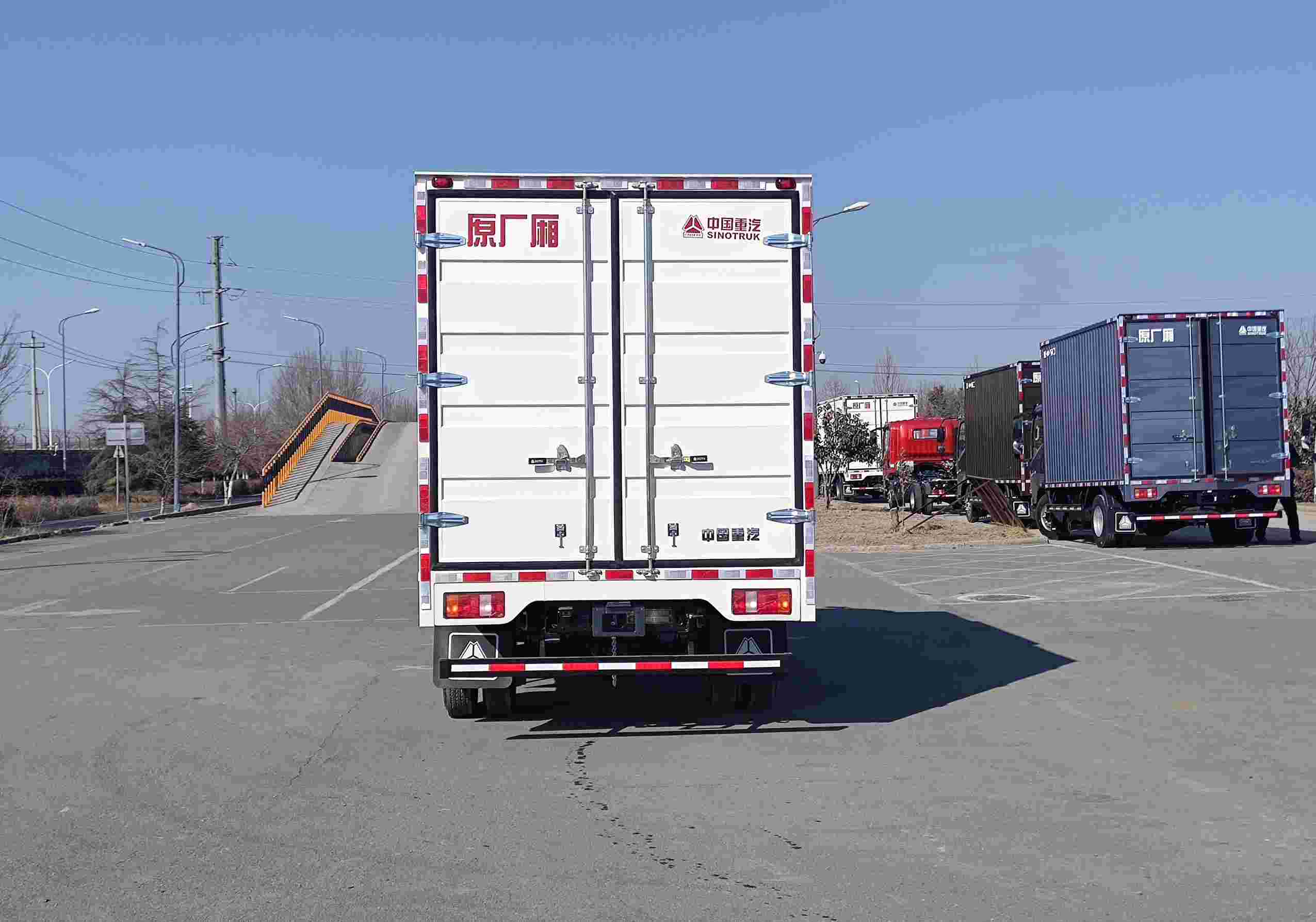 豪沃牌ZZ5047XXYF3315F144廂式運(yùn)輸車公告圖片