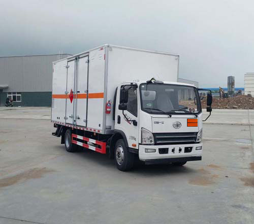 專威牌HTW5121XRQCA6易燃?xì)怏w廂式運(yùn)輸車