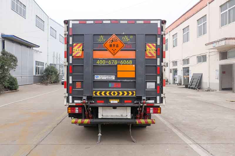 華通牌HCQ5041XQYJX6爆破器材運(yùn)輸車公告圖片