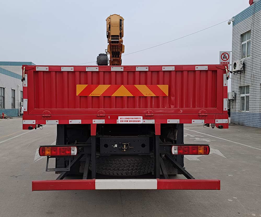 猛卡士特牌XCL5311JSQJ6隨車起重運輸車公告圖片