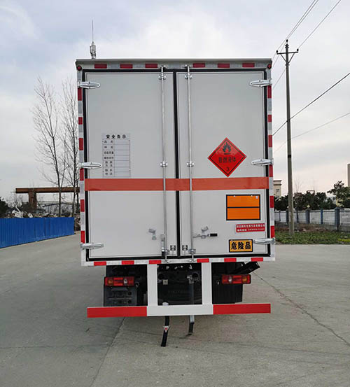 順風(fēng)智造牌SFZ5126XRYE6易燃液體廂式運(yùn)輸車(chē)公告圖片