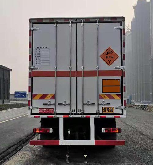 順風(fēng)智造牌SFZ5185XQYCA6爆破器材運(yùn)輸車公告圖片