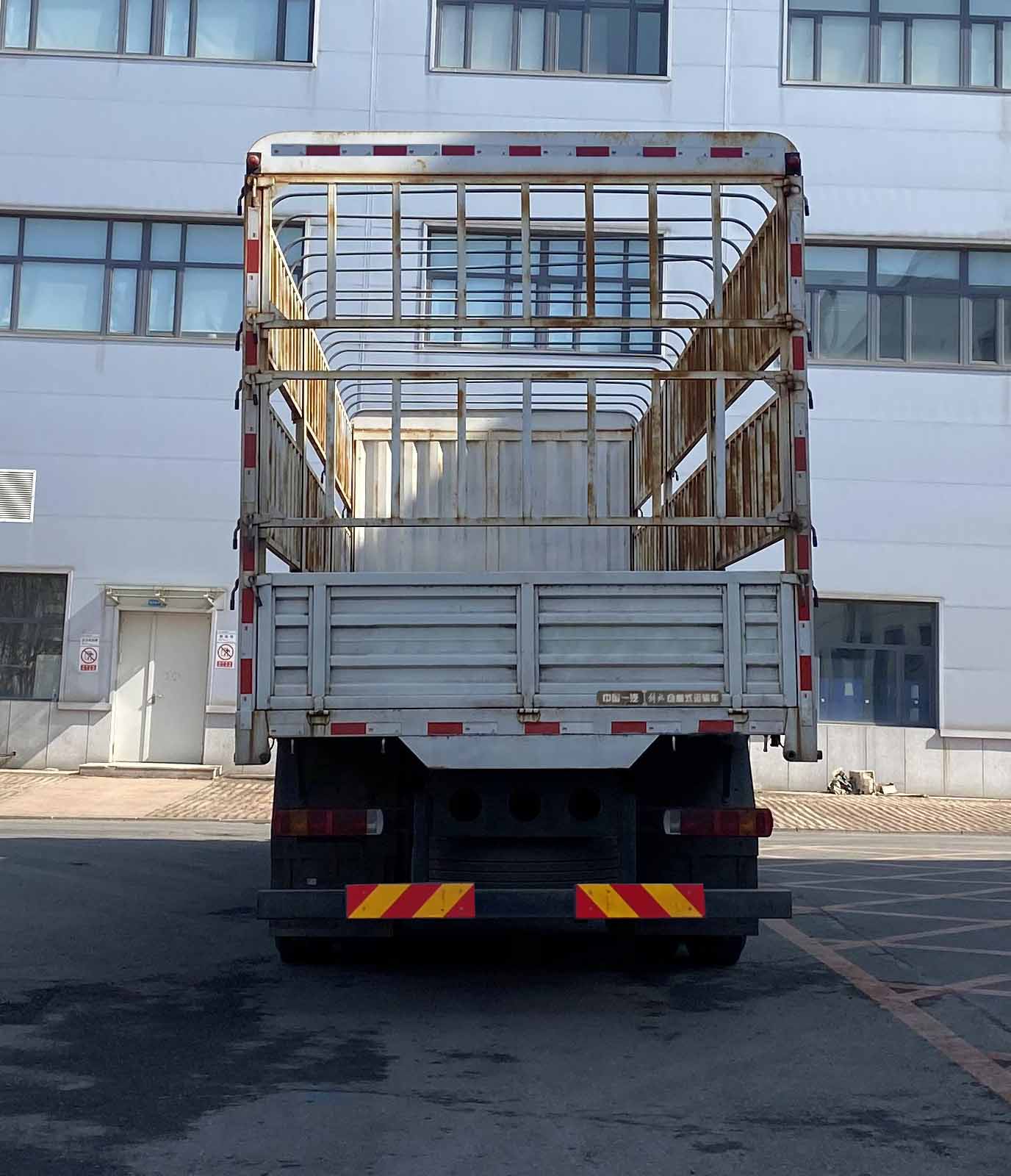 解放牌CA5310CCYP77K24T4E6倉(cāng)柵式運(yùn)輸車公告圖片