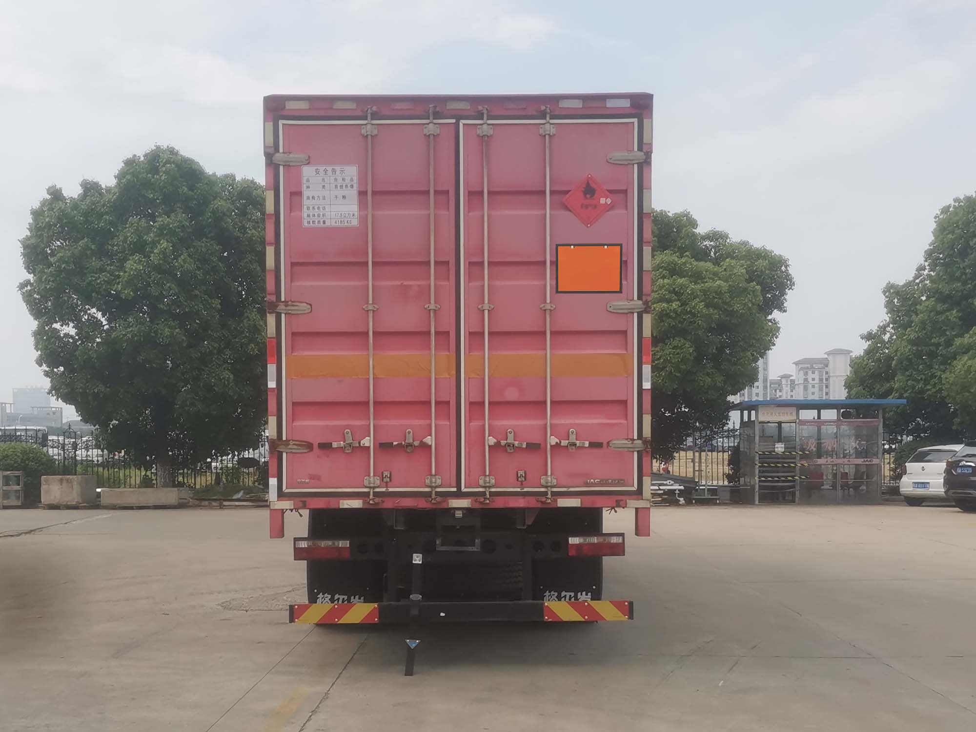 江淮牌HFC5181XRQP2K3A50S易燃?xì)怏w廂式運(yùn)輸車公告圖片