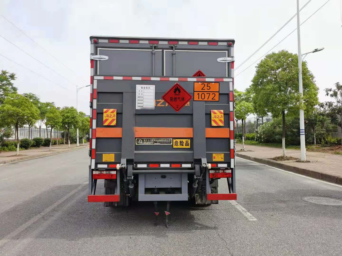 大力牌DLQ5090XRQEQ6易燃?xì)怏w廂式運(yùn)輸車公告圖片