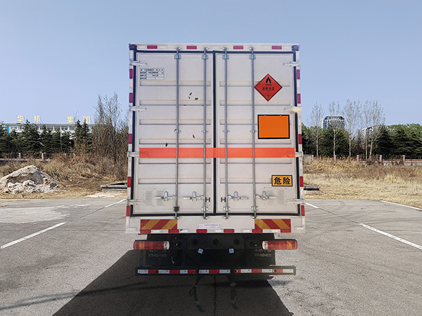 中燕牌BSZ5183XRYC6B易燃液體廂式運輸車公告圖片