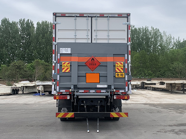 中燕牌BSZ5183XRYC6B易燃液體廂式運輸車公告圖片