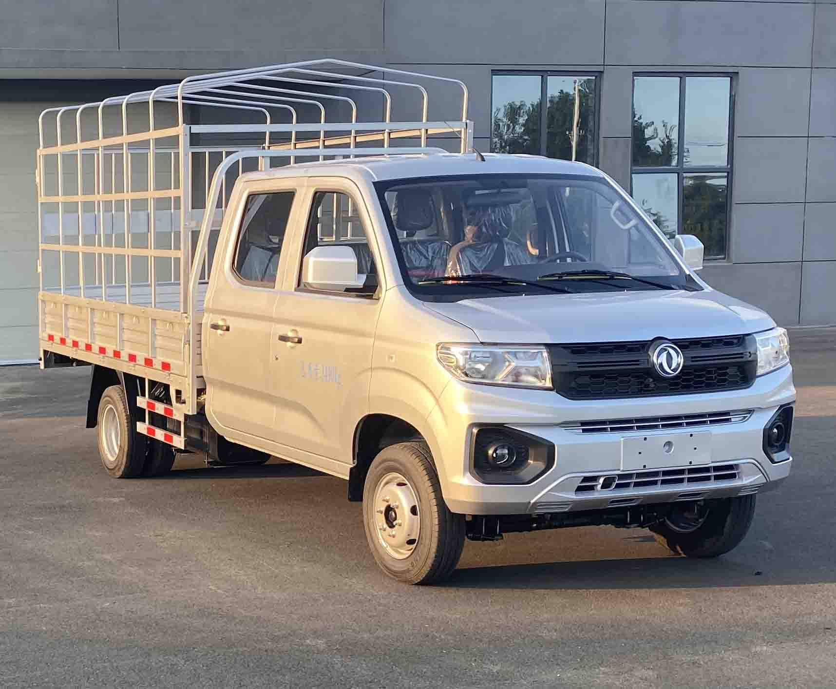 東風牌DXK5030CCYC38HL倉柵式運輸車