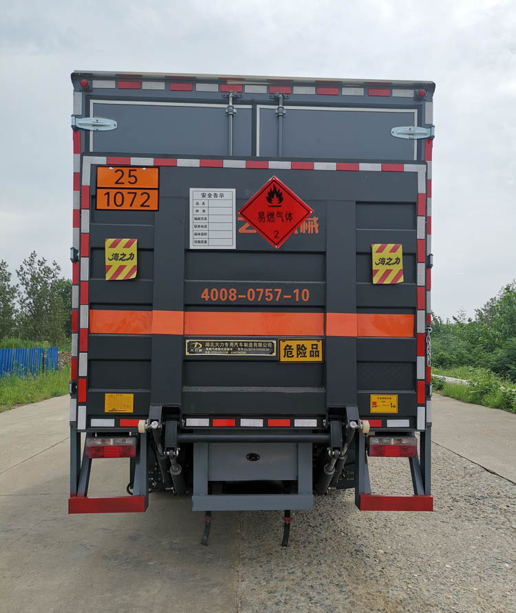 大力牌DLQ5101XRQEQ6易燃?xì)怏w廂式運(yùn)輸車(chē)公告圖片