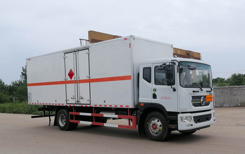 順風(fēng)智造牌SFZ5185XRYE6易燃液體廂式運(yùn)輸車(chē)