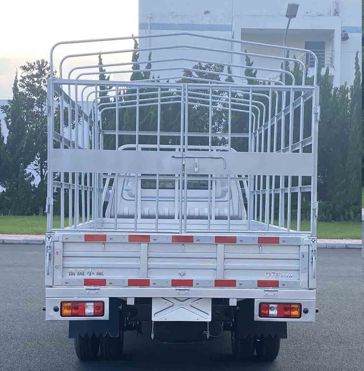 東風(fēng)牌DXK5030CCYC35HL倉(cāng)柵式運(yùn)輸車公告圖片