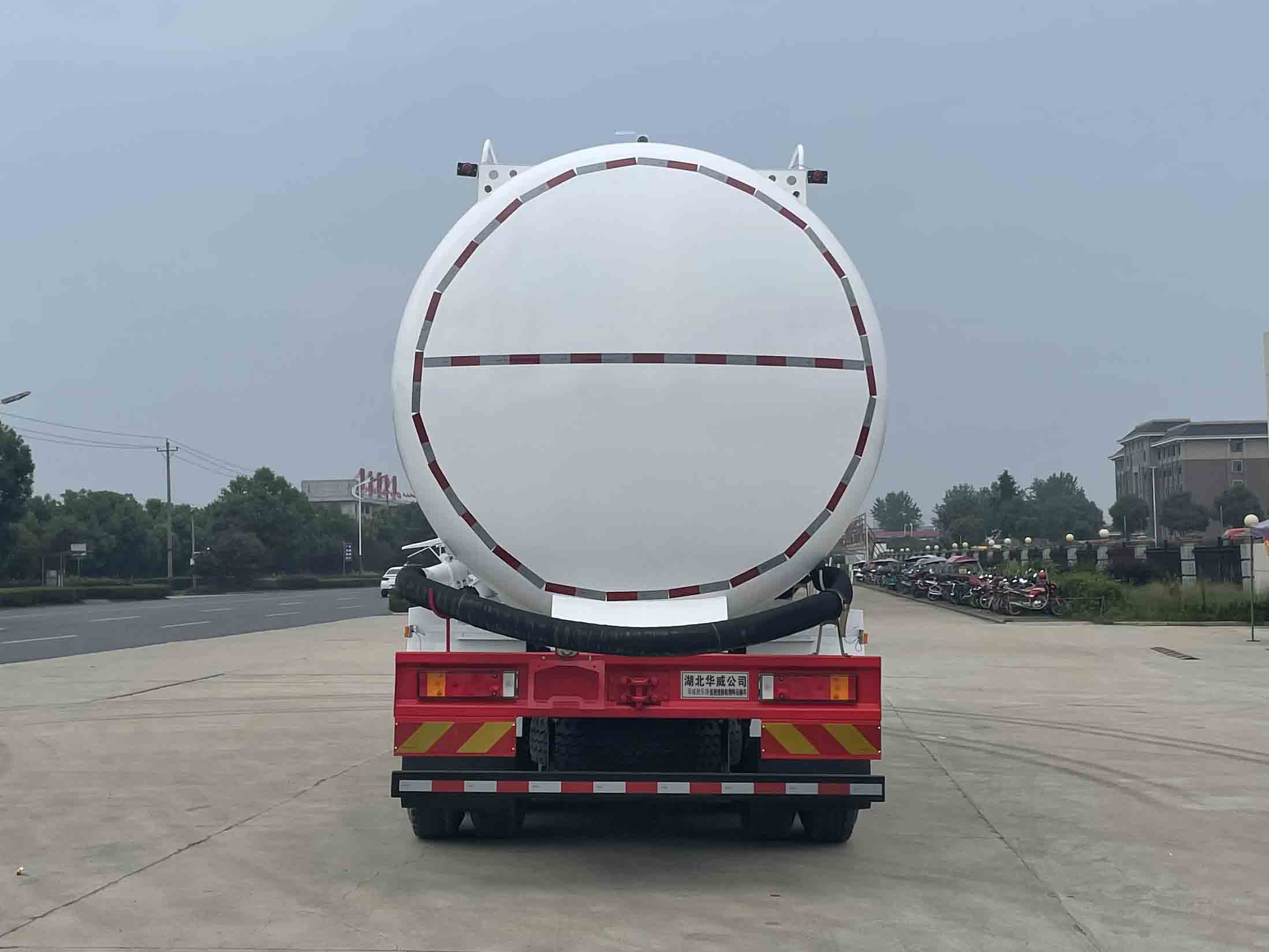 華威馳樂牌SGZ5310GFLDF6低密度粉粒物料運(yùn)輸車公告圖片