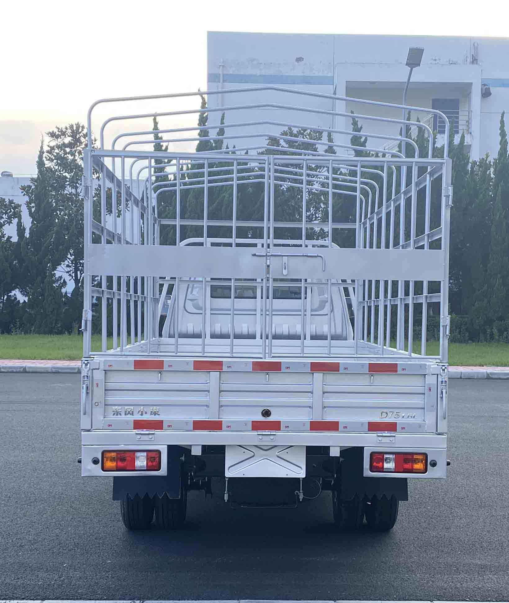 東風(fēng)牌DXK5030CCYC30HL倉柵式運(yùn)輸車公告圖片