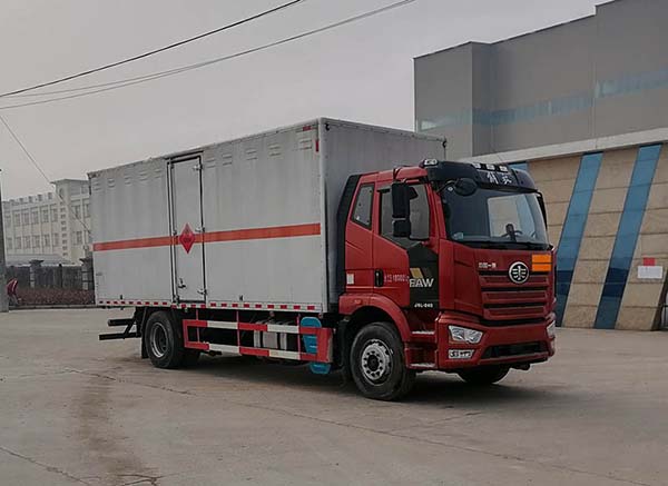 順風(fēng)智造牌SFZ5180XRYCAJ6易燃液體廂式運(yùn)輸車(chē)