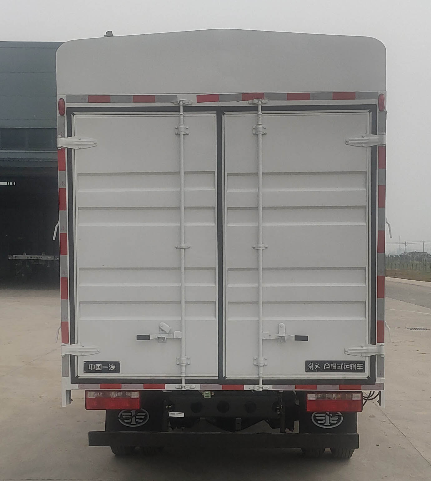 解放牌CA5049CCYP40K41L2E6A85倉(cāng)柵式運(yùn)輸車(chē)公告圖片