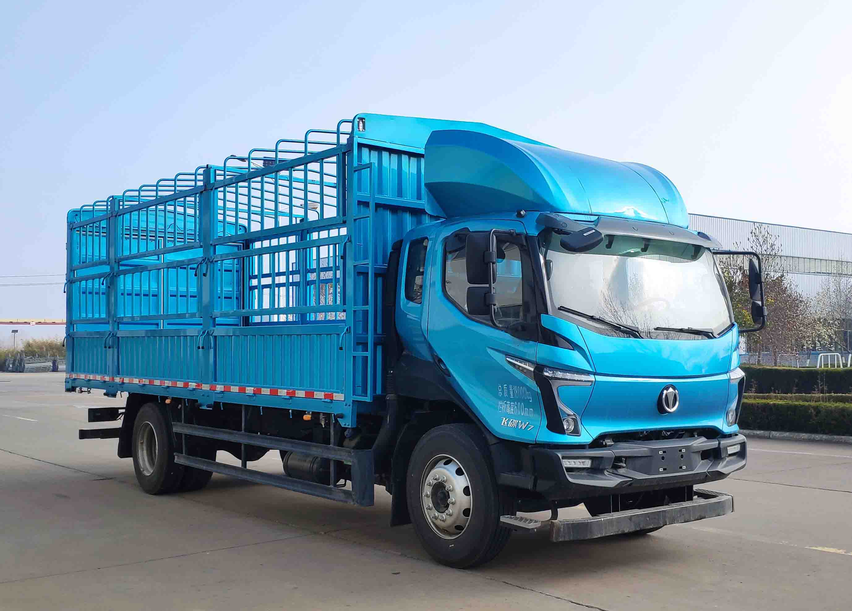 飛碟牌FD5181CCYP78K6-1倉柵式運(yùn)輸車