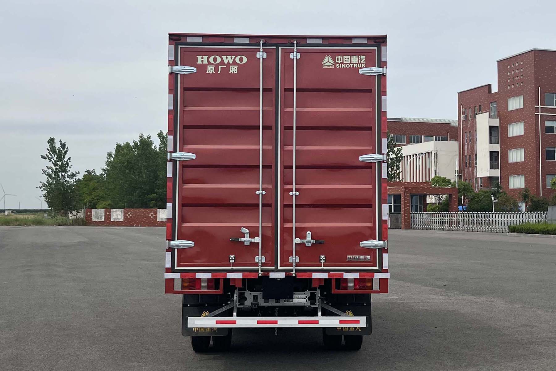 豪沃牌ZZ5047XXYG3315F138廂式運(yùn)輸車公告圖片