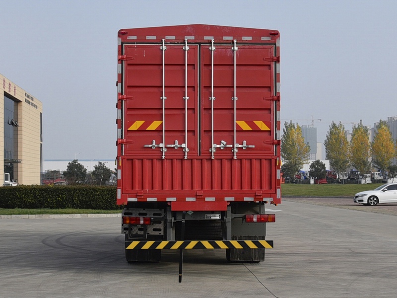 豪沃牌ZZ5187CCYN511JF1C倉柵式運(yùn)輸車公告圖片