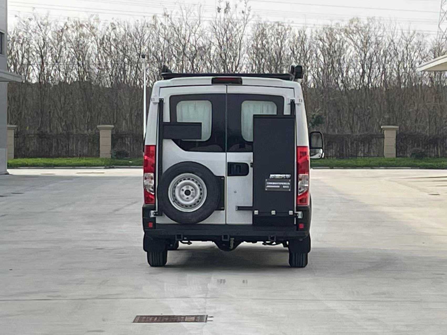 新星房車牌JBG5040XSW商務(wù)車公告圖片