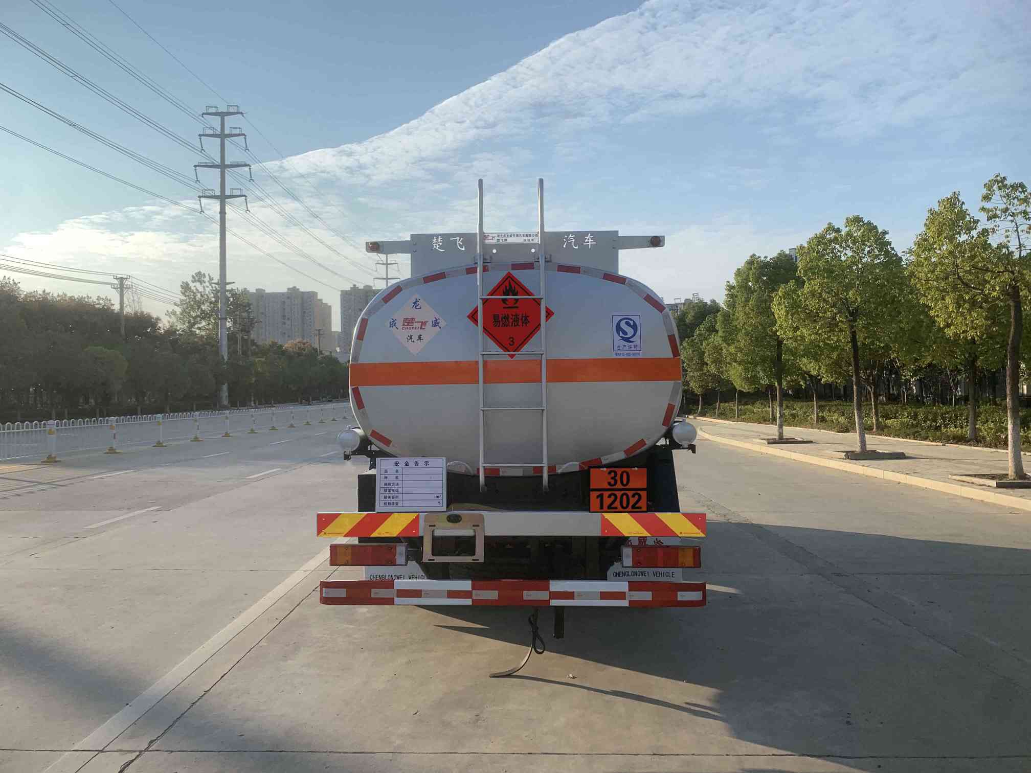 楚飛牌CLQ5186GJY6E加油車公告圖片