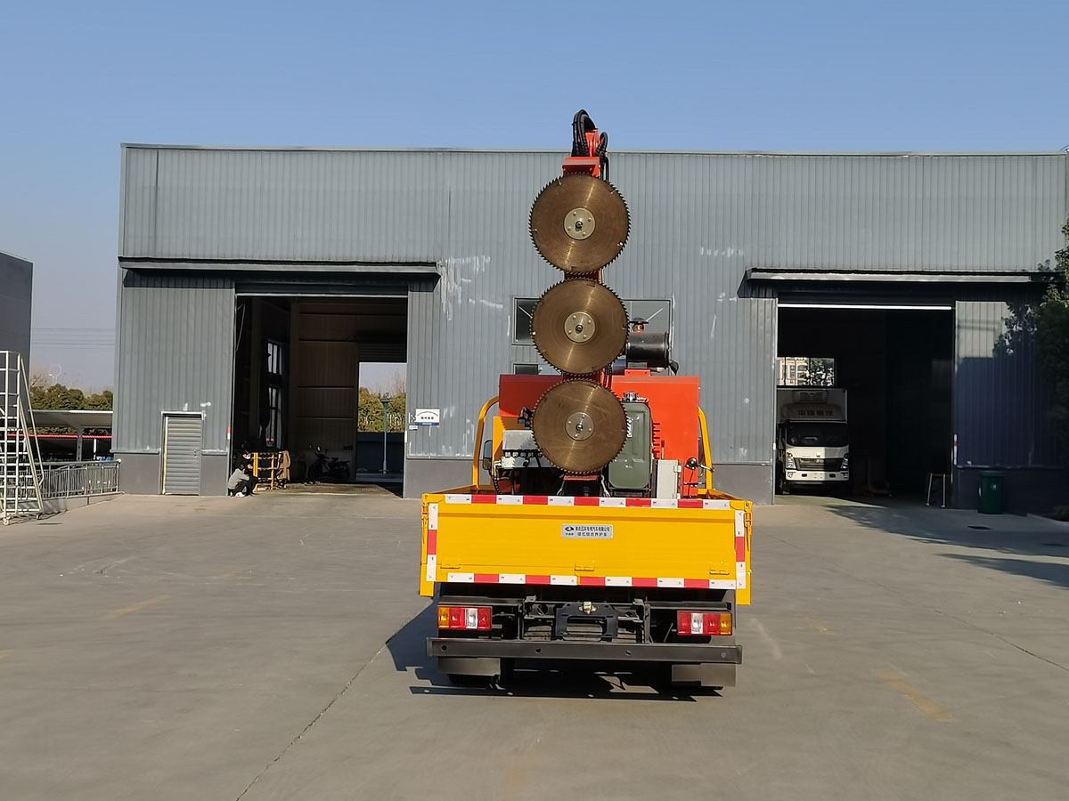 華通牌HCQ5041TYHJX6CS綠化綜合養(yǎng)護(hù)車公告圖片