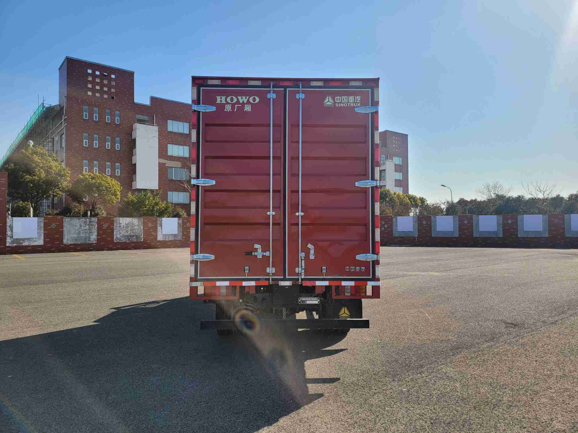 豪沃牌ZZ5047XXYC3215F145廂式運(yùn)輸車(chē)公告圖片